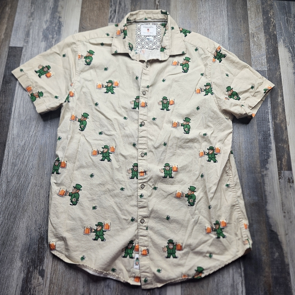 St. Patrick's Day Men's Medium Leprechaun Beers Cheers Short Sleeve Button Down